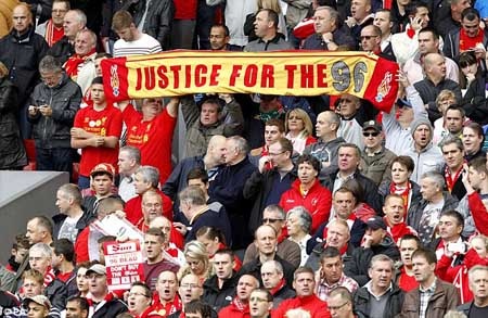 Liverpool và MU tưởng nhớ nạn nhân thảm họa Hillsborough - 10 Những tấm biểu ngữ xuất hiện trên khán đài Anfield