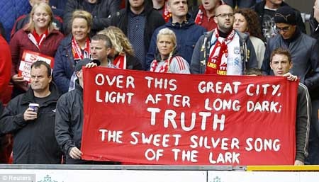 Liverpool và MU tưởng nhớ nạn nhân thảm họa Hillsborough - 11 Những tấm biểu ngữ xuất hiện trên khán đài Anfield