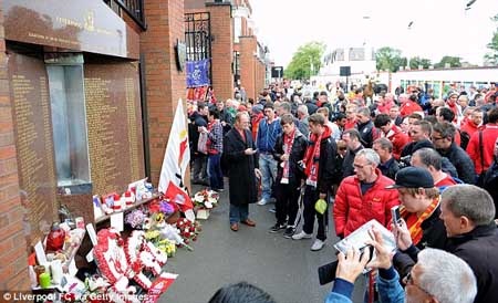 Liverpool và MU tưởng nhớ nạn nhân thảm họa Hillsborough - 12 Ở ngoài sân, lễ tưởng niệm cũng được diễn ra