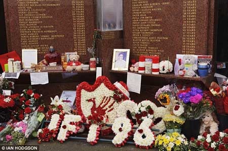 Liverpool và MU tưởng nhớ nạn nhân thảm họa Hillsborough - 13 Ở ngoài sân, lễ tưởng niệm cũng được diễn ra