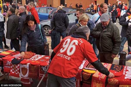 Liverpool và MU tưởng nhớ nạn nhân thảm họa Hillsborough - 14 Ở ngoài sân, lễ tưởng niệm cũng được diễn ra