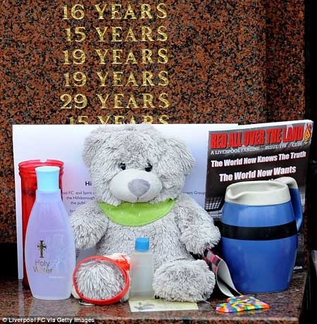 Liverpool và MU tưởng nhớ nạn nhân thảm họa Hillsborough - 15 Ở ngoài sân, lễ tưởng niệm cũng được diễn ra