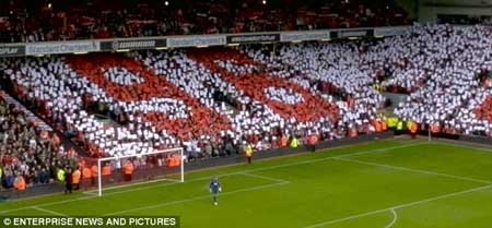 Liverpool và MU tưởng nhớ nạn nhân thảm họa Hillsborough - 2 Những thông điệp “Justice”, “The Truth” hay “96” được “vẽ” lên trên khán đài sân Anfield