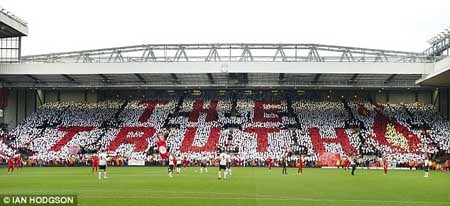 Liverpool và MU tưởng nhớ nạn nhân thảm họa Hillsborough - 3 Những thông điệp “Justice”, “The Truth” hay “96” được “vẽ” lên trên khán đài sân Anfield
