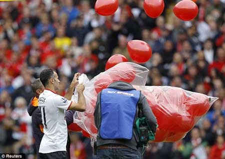 Liverpool và MU tưởng nhớ nạn nhân thảm họa Hillsborough - 4 Gerrard và Giggs thả 96 quả bóng bay, tượng trưng cho số nạn nhân trong thảm họa Hillsborough