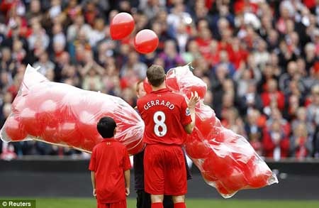 Liverpool và MU tưởng nhớ nạn nhân thảm họa Hillsborough - 5 Gerrard và Giggs thả 96 quả bóng bay, tượng trưng cho số nạn nhân trong thảm họa Hillsborough