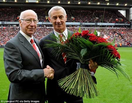 Liverpool và MU tưởng nhớ nạn nhân thảm họa Hillsborough - 6 Sir Bobby Charlton thay mặt MU trao cho Ian Rush bó hoa để tưởng niệm những nạn nhân