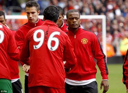 Liverpool và MU tưởng nhớ nạn nhân thảm họa Hillsborough - 8 Evra và Suarez cũng dẹp bỏ hiềm khích để trao cho nhau những cái bắt tay