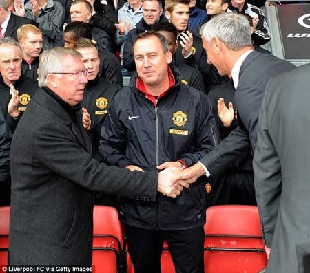 Liverpool và MU tưởng nhớ nạn nhân thảm họa Hillsborough - 9 HLV Alex Ferguson bắt tay huyền thoại Ian Rush