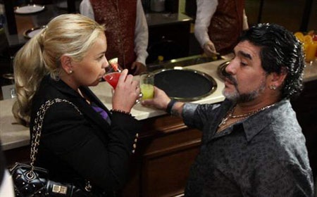 Maradona sắp được làm cha ở tuổi…51 - 1 Maradona và cô vợ Veronica Ojeda sắp đón đứa con đầu lòng của hai người