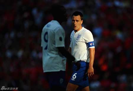 Chùm ảnh: Nhìn lại sự nghiệp lẫy lừng của Terry ở ĐT Anh - 10 Sau đó, đích thân HLV Capello đã trao lại vinh dự cao quý này cho Terry năm 2011