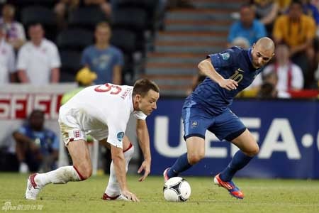 Chùm ảnh: Nhìn lại sự nghiệp lẫy lừng của Terry ở ĐT Anh - 11 Sau đó, đích thân HLV Capello đã trao lại vinh dự cao quý này cho Terry năm 2011