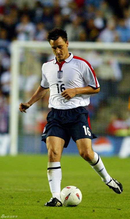 Chùm ảnh: Nhìn lại sự nghiệp lẫy lừng của Terry ở ĐT Anh - 2 Năm 2003, trung vệ này ra mắt tuyển Anh trong trận đấu với Serbia & Montenegro