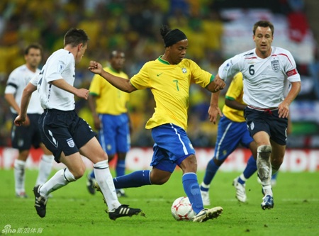 Chùm ảnh: Nhìn lại sự nghiệp lẫy lừng của Terry ở ĐT Anh - 6 Terry trong trận giao hữu với Brazil