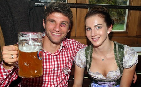 Dàn “sao” Bayern Munich náo loạn ở lễ hội bia Oktoberfest - 1 Muller hạnh phúc nâng cốc bên người vợ