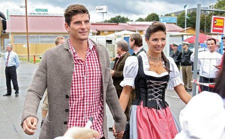 Dàn “sao” Bayern Munich náo loạn ở lễ hội bia Oktoberfest - 10 Mario Gomez sánh bước bên vợ trong ngày vui của Bayern Munich