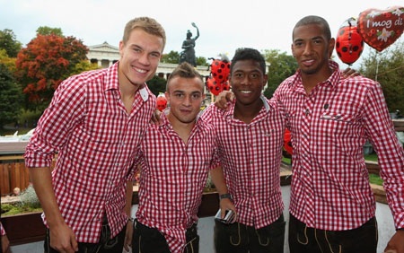 Dàn “sao” Bayern Munich náo loạn ở lễ hội bia Oktoberfest - 12 Các cầu thủ Bayern Munich vui hết cỡ ở lễ hội bia sau thành tích ấn tượng ở Bundesliga
