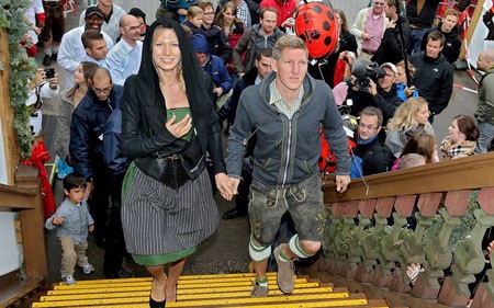 Dàn “sao” Bayern Munich náo loạn ở lễ hội bia Oktoberfest - 3 Schweinsteiger và bạn gái Sarah Brandner nổi bật ở lễ hội bia