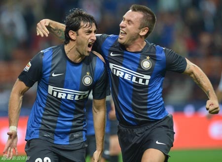 Inter phá dớp toàn thua trên sân nhà ở Serie A - 2 Cặp song sát Cassano – Milito thể hiện sự nguy hiểm trong trận đấu này