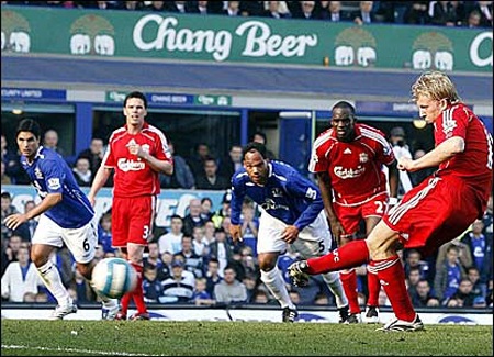 Những pha cắt còi gây tranh cãi của trọng tài Mark Clattenburg - 1 Everton từng uất hận với những quyết định tranh cãi của Mark Clattenburg năm 2007