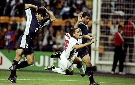 Michael Owen cũng từng ăn vạ kiếm penalty giống Suarez - 1 Tình huống Owen mang về quả penalty cho ĐT Anh ở World Cup 1998