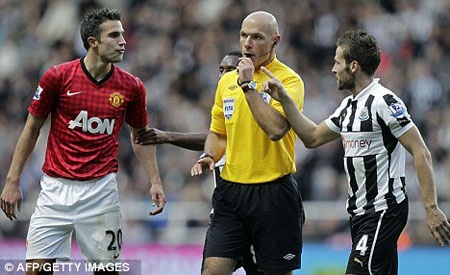 Van Persie bị cáo buộc đánh nguội với Cabaye trong trận đấu cuối tuần qua