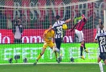 AC Milan đánh bại Juventus nhờ sai lầm của trọng tài - 2 Trọng tài đã sai khi xác định bóng chạm tay Isla trong tình huống này