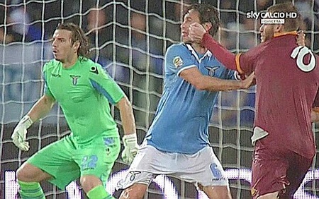 Tuyển Italia thẳng tay loại bỏ De Rossi vì tội đánh người - 1 De Rossi đã bị HLV Prandelli bỏ rơi vì chơi xấu