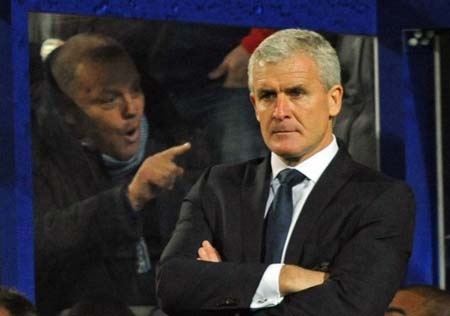 Sau Di Matteo đến lượt Mark Hughes bị sa thải - 1 Mark Hughes trở thành HLV thứ hai của Premier League bị “đẩy ra đường” ở mùa giải này