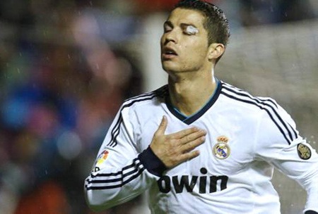 C.Ronaldo được bầu chọn là VĐV nam sexy nhất năm - 1 C.Ronaldo trở thành cầu thủ bóng đá hiếm hoi lọt vào “tầm ngắm” CĐV Mỹ