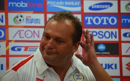 HLV Michael Weiss sẽ bị cấm chỉ đạo trong trận đấu gặp ĐT Việt Nam