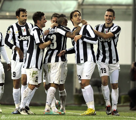 Hạ gục Cagliari, Juventus khép lại năm 2012 đầy mỹ mãn - 3 Nhưng Juventus đã tận dụng thành công lợi thế hơn người để ngược dòng trong 15 phút cuối