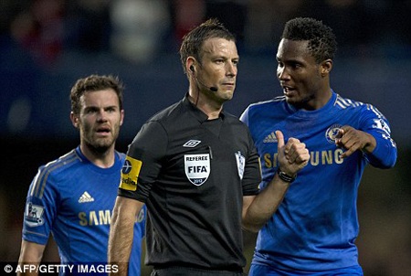 Obi Mikel lãnh án phạt vì lăng mạ trọng tài Mark Clattenburg - 1 Obi Mikel đã phải chịu án treo giò 3 trận sau những hành động vô lễ với trọng tài Mark Clattenburg