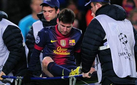Chưa phá được kỷ lục, Messi đã dính chấn thương - 1 Messi đã dính chấn thương đầu gối khá nặng