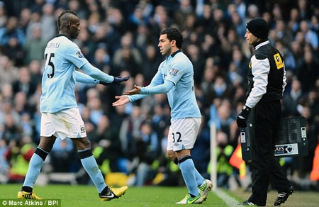 Nhìn lại trận derby Manchester: Sai một ly đi cả…chặng đường dài - 2 Đáng lẽ ra ông nên tin dùng Tevez ngày từ đầu