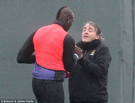 Balotelli không còn chốn dung thân ở Man City sau màn xô xát với thày Mancini