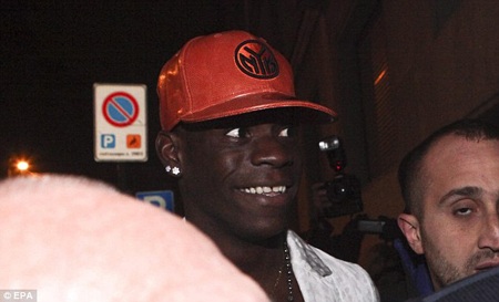 Balotelli được chào đón như “ông hoàng” ở AC Milan - 4 H.Long