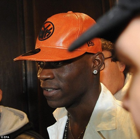 Balotelli được chào đón như “ông hoàng” ở AC Milan - 5 H.Long
