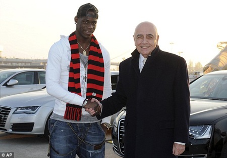 Balotelli được chào đón như “ông hoàng” ở AC Milan - 7 H.Long