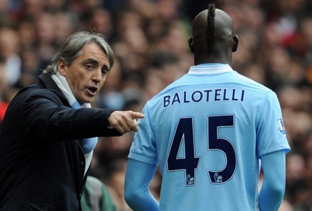 Mancini đau đớn nói lời chia tay “con trai” Balotelli - 1 HLV Mancini luôn coi Balotelli như con trai mình