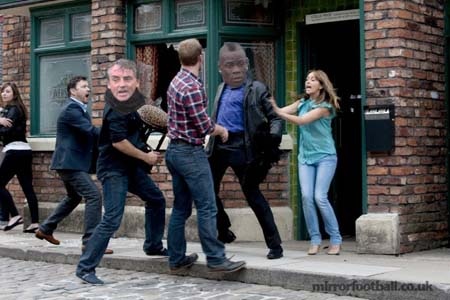 Vụ xô xát của Mancini và Balotelli qua lăng kính biếm họa - 2 Cả hai cư xử với nhau như những tên du côn ngoài đường, ngoài chợ