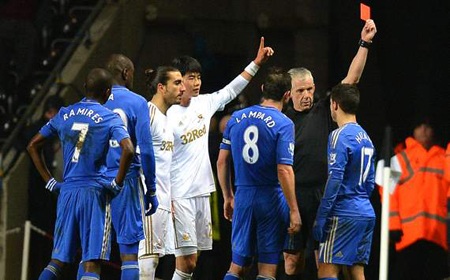 Phẫn nộ trước pha hành hung cậu bé nhặt bóng của Eden Hazard - 1 Eden Hazard đã bị đuổi khỏi sân sau khi hành hung cậu bé nhặt bóng