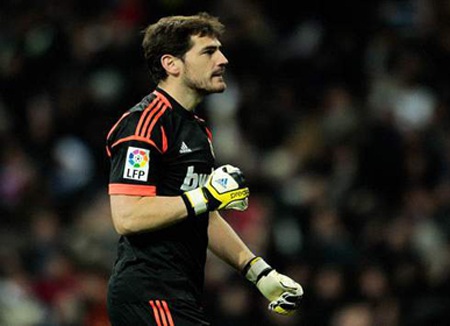 Iker Casillas đuợc vinh danh là thủ môn xuất sắc nhất năm 2012 - 1 Thủ thành Iker Casillas trình diễn phong độ chói sáng trong năm 2012