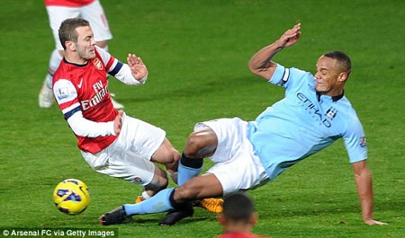 Man City vác đơn đi kiện đòi xóa thẻ đỏ cho Kompany - 1 Tình huống vào bóng dẫn đến thẻ đỏ tranh cãi của Kompany