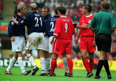 Beckham gây gổ với Jamie Redknapp trong trận đấu tại Anfield năm 1999