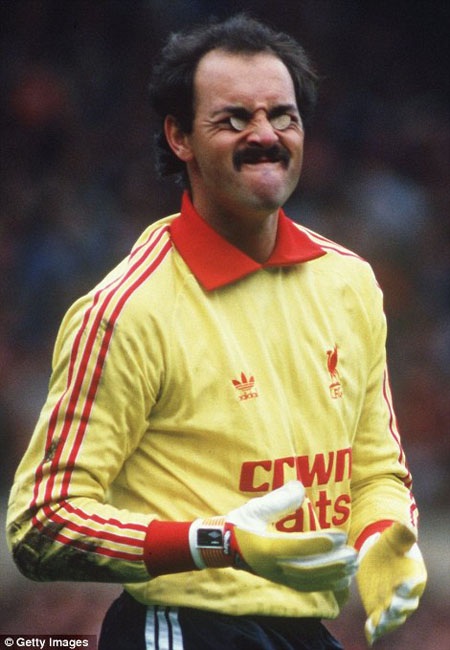 Thủ thành Bruce Grobbelaar của Liverpool có hành vi trêu tức CĐV MU năm 1985