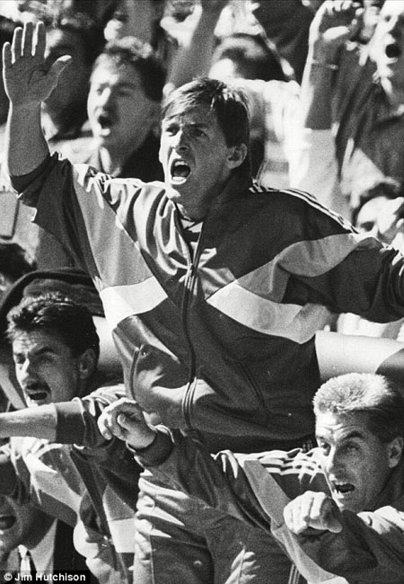 Thủ thành Bruce Grobbelaar của Liverpool có hành vi trêu tức CĐV MU năm 1985