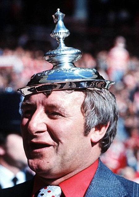 HLV Tommy Docherty (MU) giúp đội nhà đánh bại Liverpool trong trận chung kết FA Cup 1977