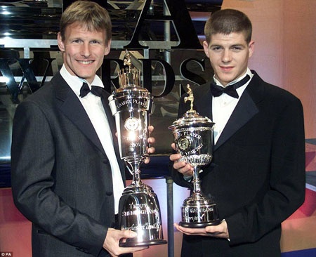 Teddy Sheringham (MU) và Steven Gerrard (Liverpool) nhận những danh hiệu cá nhân năm 2001