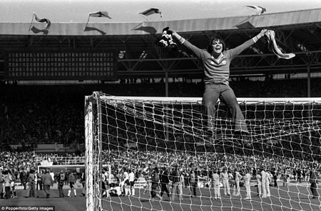 Teddy Sheringham (MU) và Steven Gerrard (Liverpool) nhận những danh hiệu cá nhân năm 2001